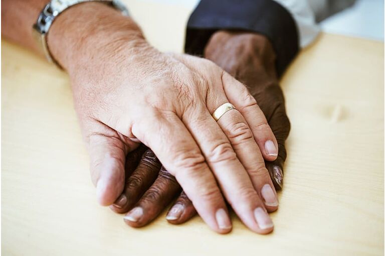 hands-couple-love-valentines-day