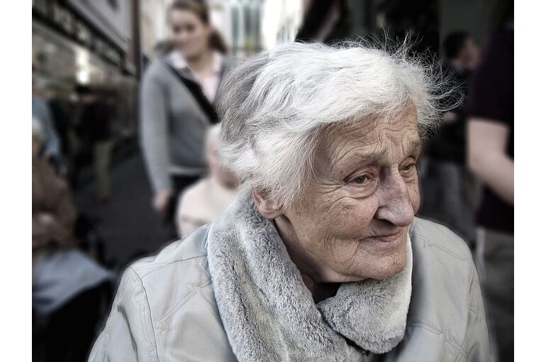 dependent-dementia-woman-old