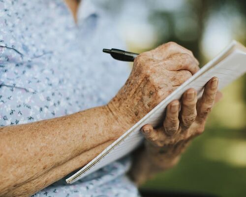 hand-write-writing-woman