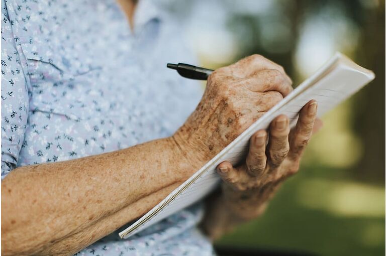 hand-write-writing-woman