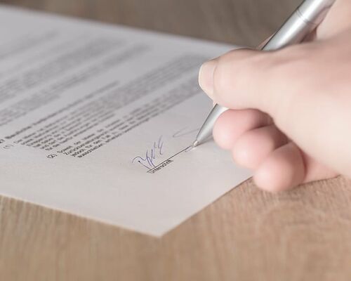 contract-signature-lease-available