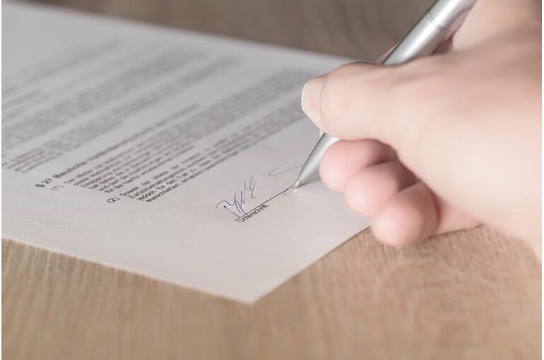 contract-signature-lease-available