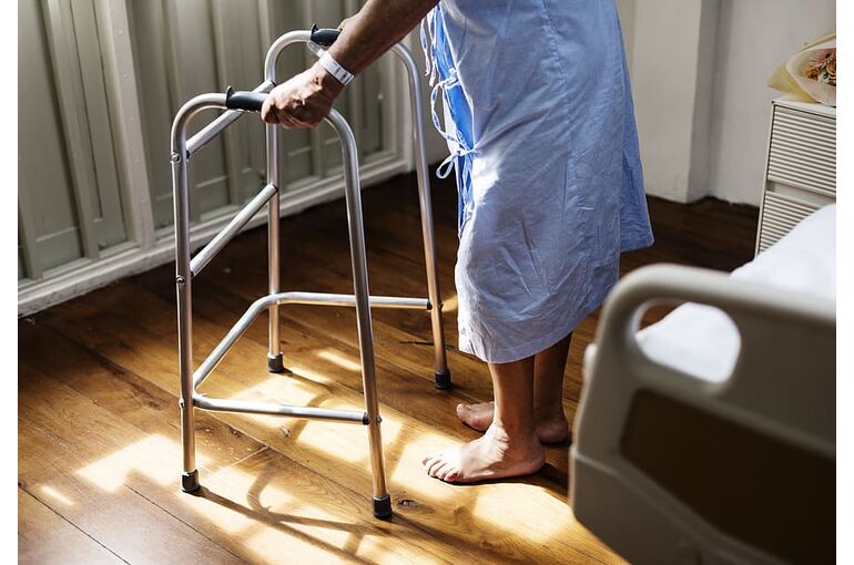 old-elderly-person-hospital