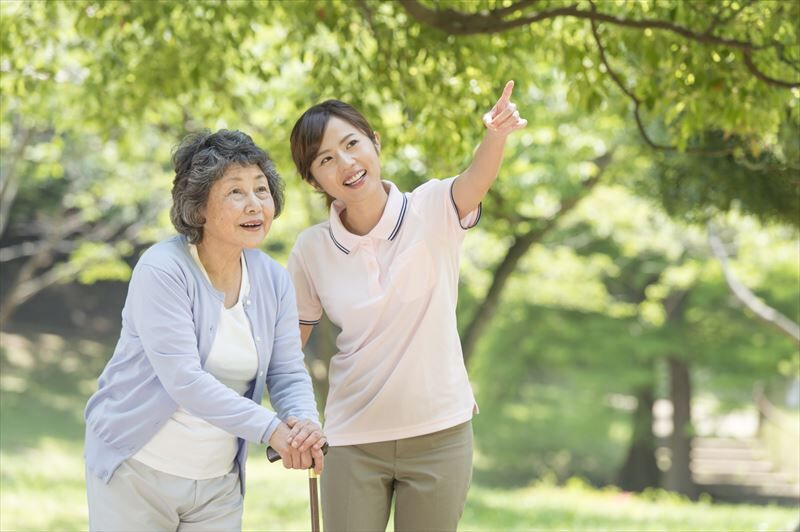 散歩の介助をする女性スタッフ